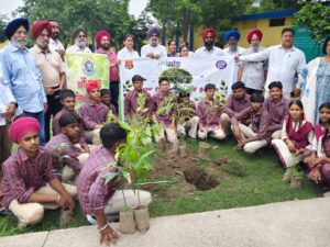 ਜ਼ਿਲ੍ਹਾ ਸਾਂਝ ਕੇਂਦਰ, ਅੰਮ੍ਰਿਤਸਰ ਵੱਲੋਂ “ਰੁੱਖ ਮਿੱਤਰ ਡਰਾਈਵ” ਤਹਿਤ ਸਕੂਲ ਵਿੱਚ ਪੌਦੇ ਲਗਾ ਕੇ ਵਾਤਾਵਰਣ ਸੰਭਾਲ ਦਾ ਦਿੱਤਾ ਸੰਦੇਸ਼