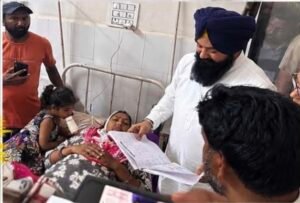 ਬਰਨਾਲਾ ਪਹੁੰਚੇ ਪੰਜਾਬ ਰਾਜ ਸ਼ਡਿਊਲ ਕਾਸਟ ਕਮਿਸ਼ਨ ਦੇ ਚੇਅਰਮੈਨ ਜਸਵੀਰ ਸਿੰਘ ਗੜ੍ਹੀ ਸਰਕਾਰੀ ਹਸਪਤਾਲ ਵਿੱਚ ਜ਼ਖ਼ਮੀ ਸਫਾਈ ਕਰਮਚਾਰੀਆਂ ਦਾ ਜਾਣਿਆ ਹਾਲ-ਚਾਲਕਿਹਾ ਦੋਸ਼ੀਆਂ ਨੂੰ ਕਿਸੇ ਵੀ ਕੀਮਤ ’ਤੇ ਬਖ਼ਸ਼ਿਆ ਨਹੀਂ ਜਾਵੇਗਾ, ਪੀੜਤਾਂ ਨੂੰ ਮਿਲੇਗਾ ਇਨਸਾਫ਼